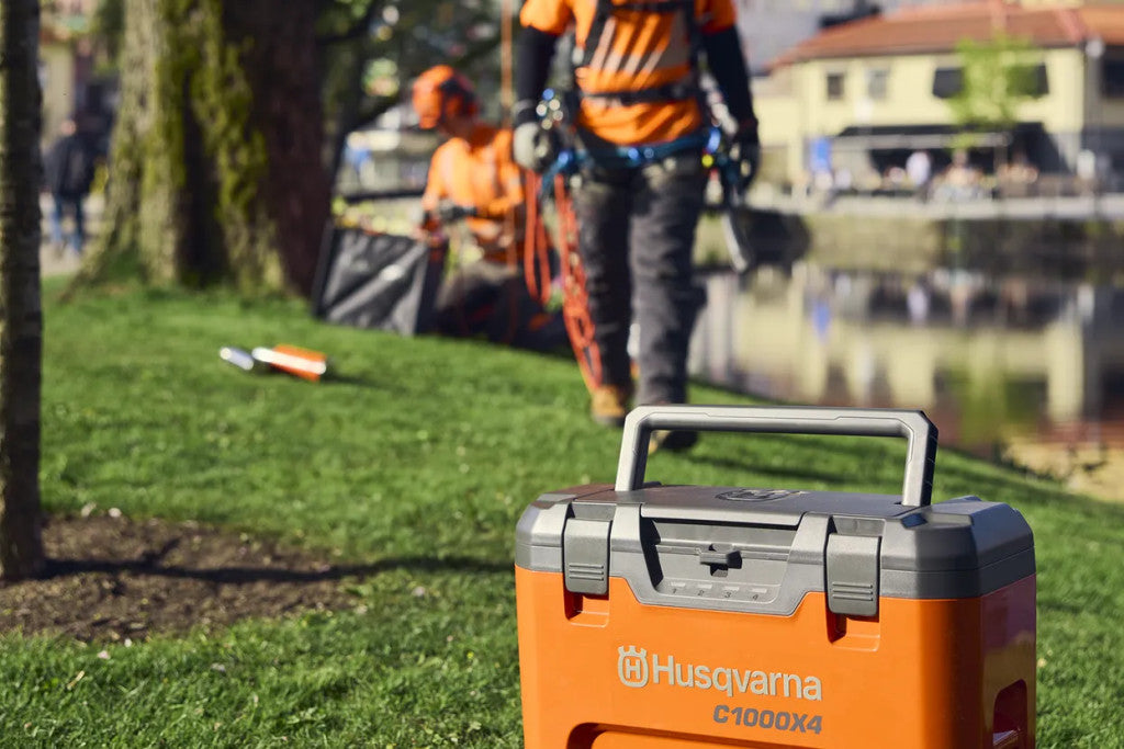 Husqvarna C1000X4 akkumulátor töltő kipakolás közben