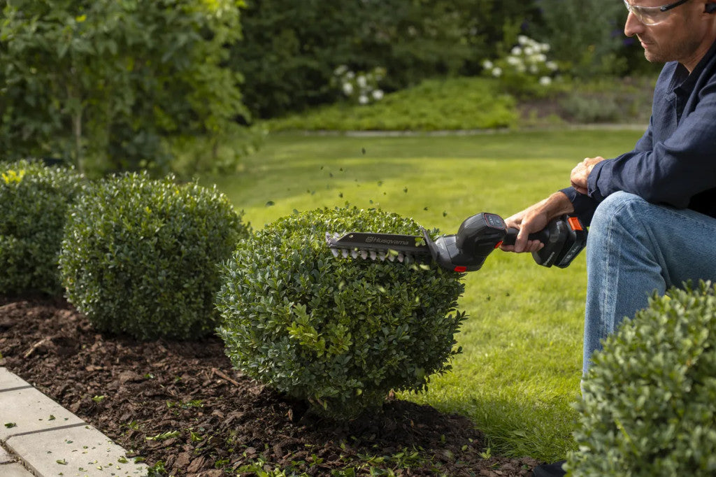 Husqvarna Aspire® S20-P4A + Aspire® Extension-P4A fű szegélyvágás közben