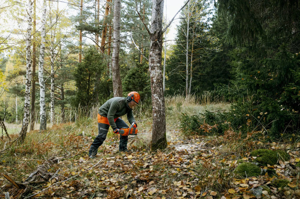 Husqvarna 435i akkumulátoros láncfűrész fa darabolás közben