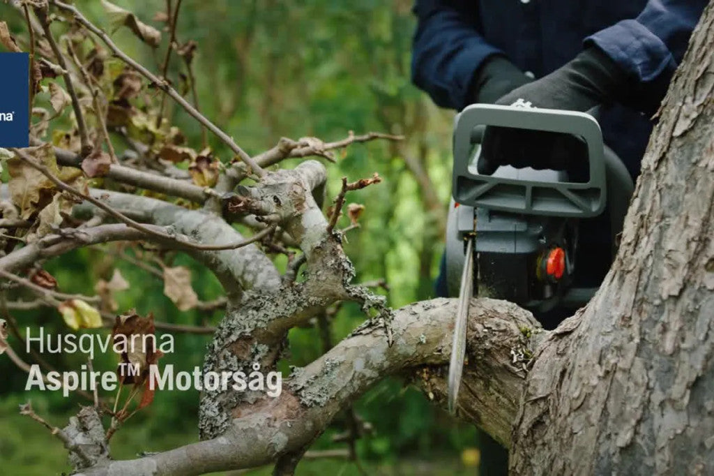 Husqvarna Aspire™ C15X Akkumulátoros Láncfűrész ágvágás közben