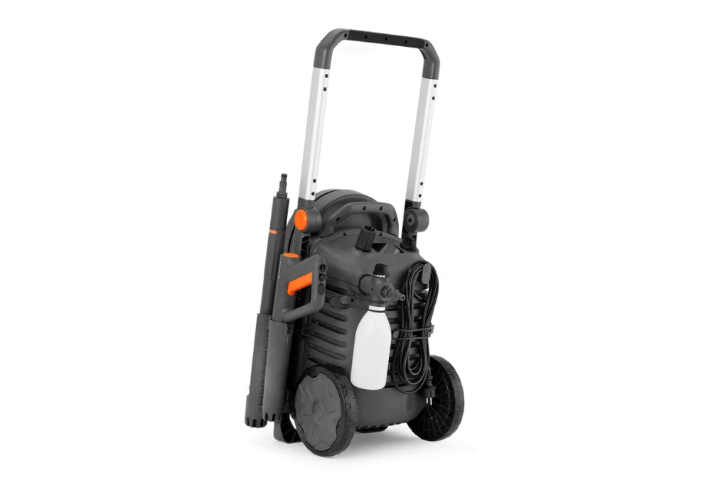 Husqvarna PW 370 magasnyomású mosó medence tisztítás közben