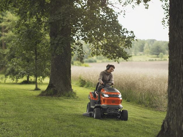 Husqvarna TS 215T fűnyíró traktor munka közben oldalról