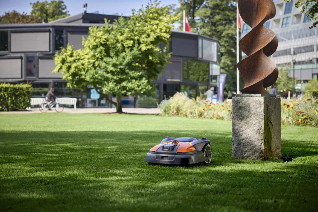 Husqvarna Automower 560 EPOS robotfűnyíró munka közben a gyepen