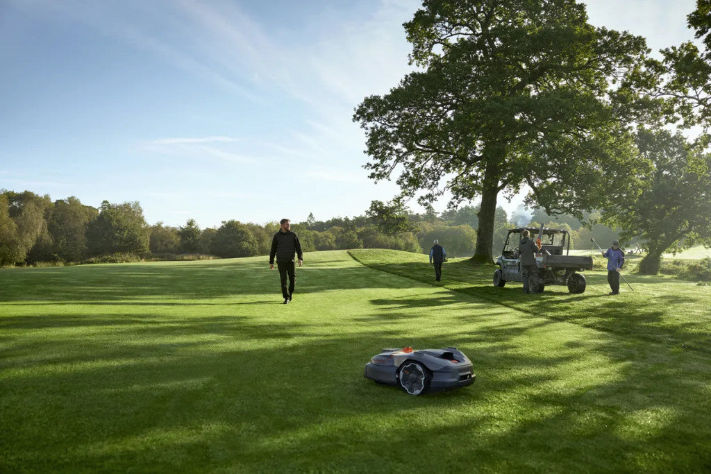 Husqvarna Automower 580L EPOS robotfűnyíró munka közben a gyepen