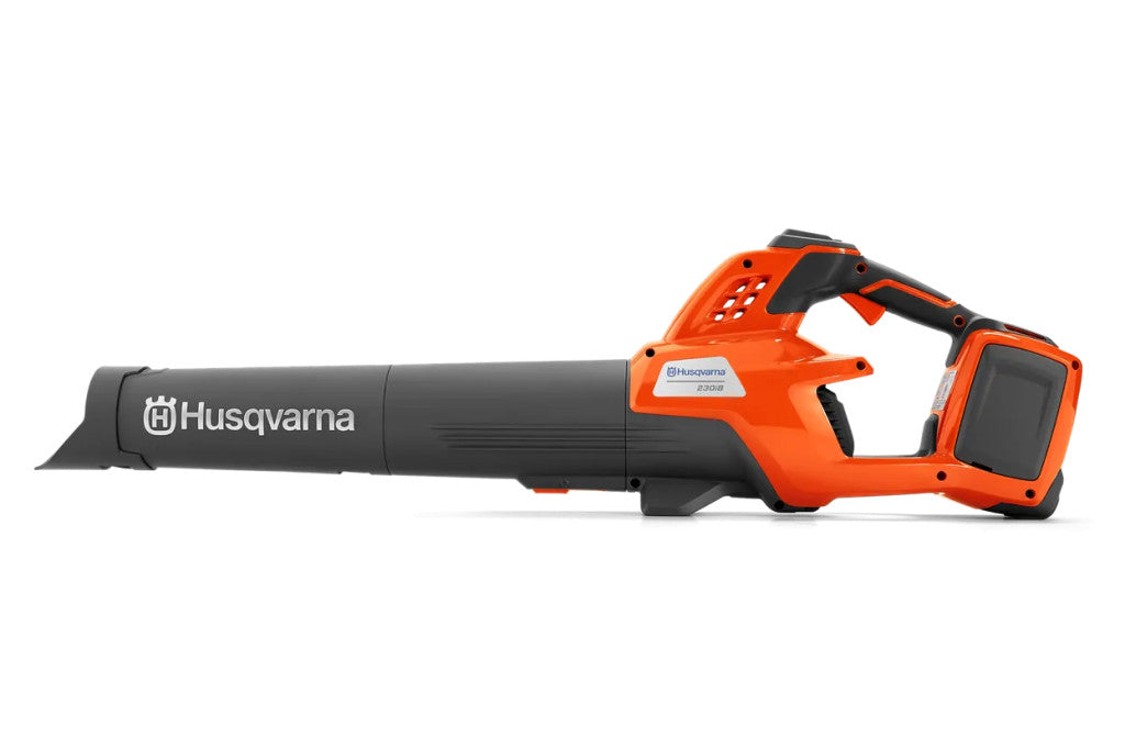 Husqvarna 230iB akkumulátoros lombfúvó munka közben