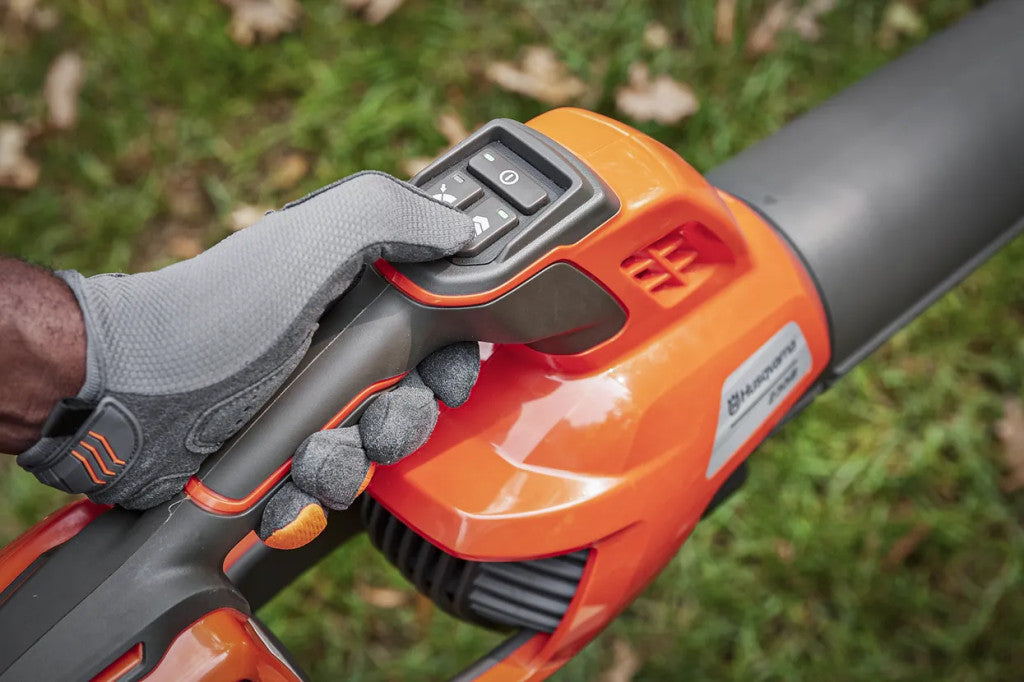 Husqvarna 230iB lombfúvó kezelőszervei