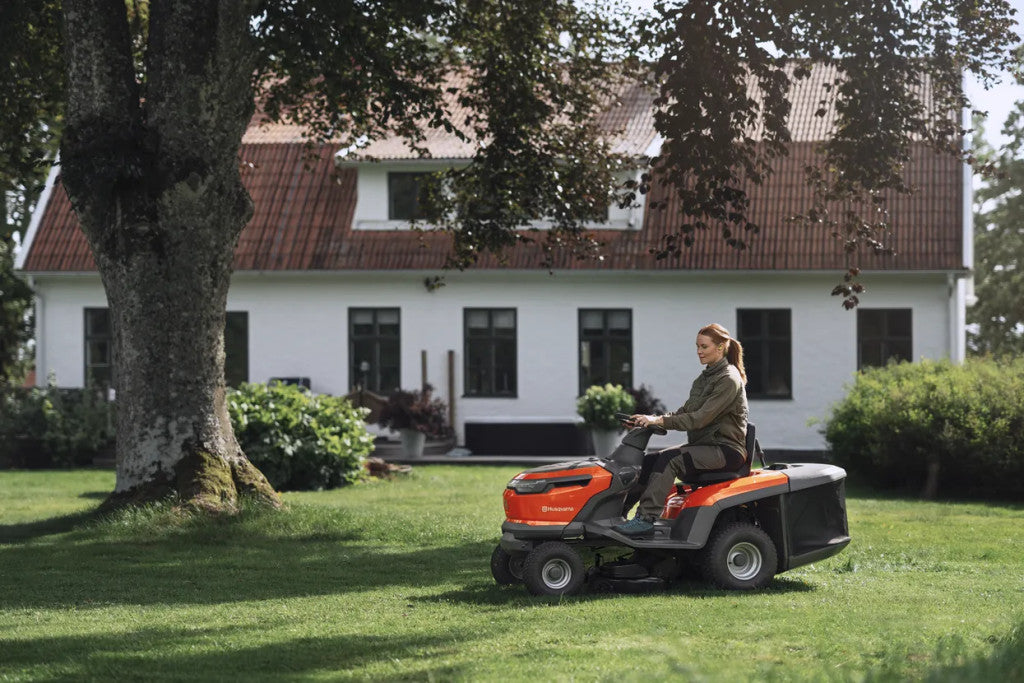 Husqvarna TC 100i akkumulátoros fűnyíró traktor elölről