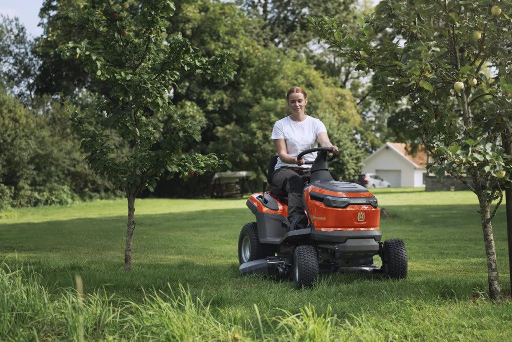 Husqvarna TS 100i akkumulátoros fűnyíró traktor elölről