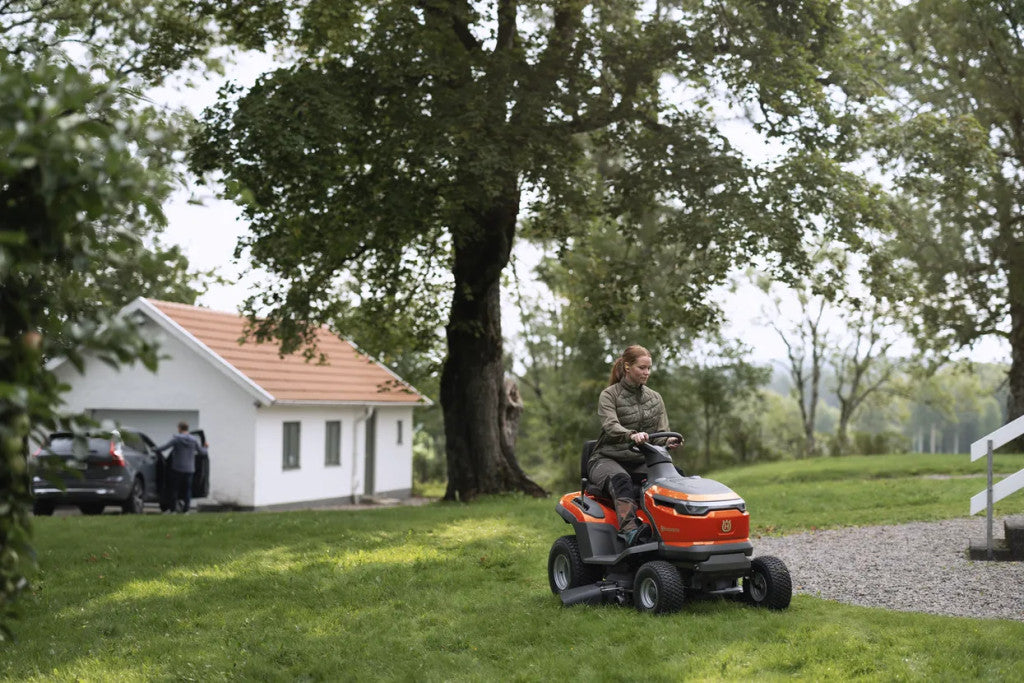 Husqvarna TS 100i akkumulátoros fűnyíró traktor munka közben