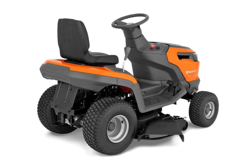 Husqvarna TS 100i akkumulátoros fűnyíró traktor munkaterületen