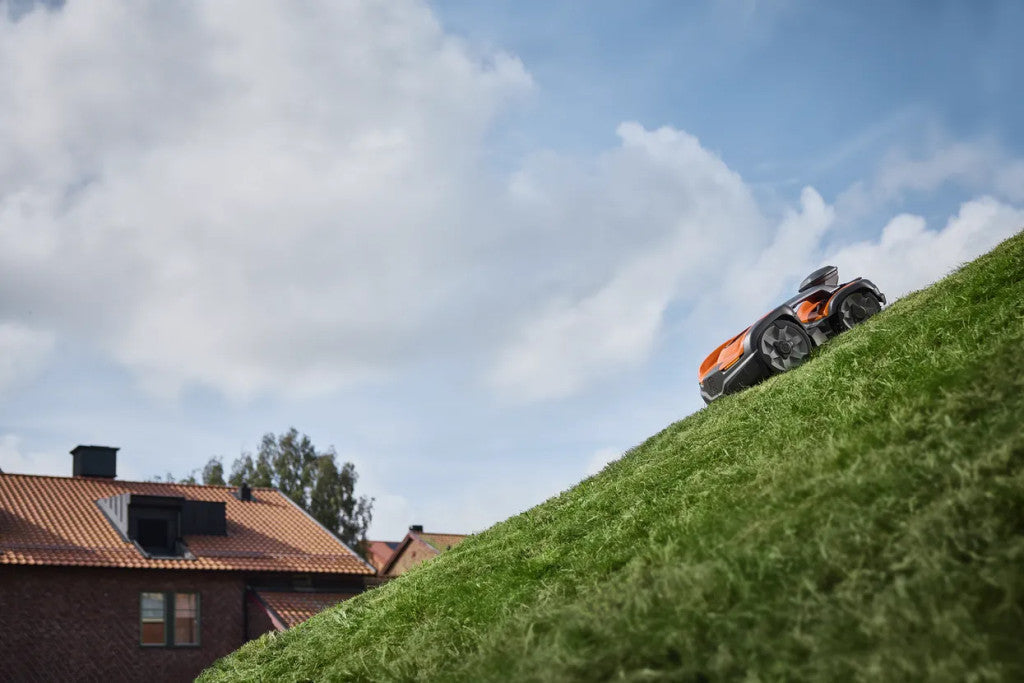 Husqvarna Automower 535 AWD EPOS robotfűnyíró oldalnézetből