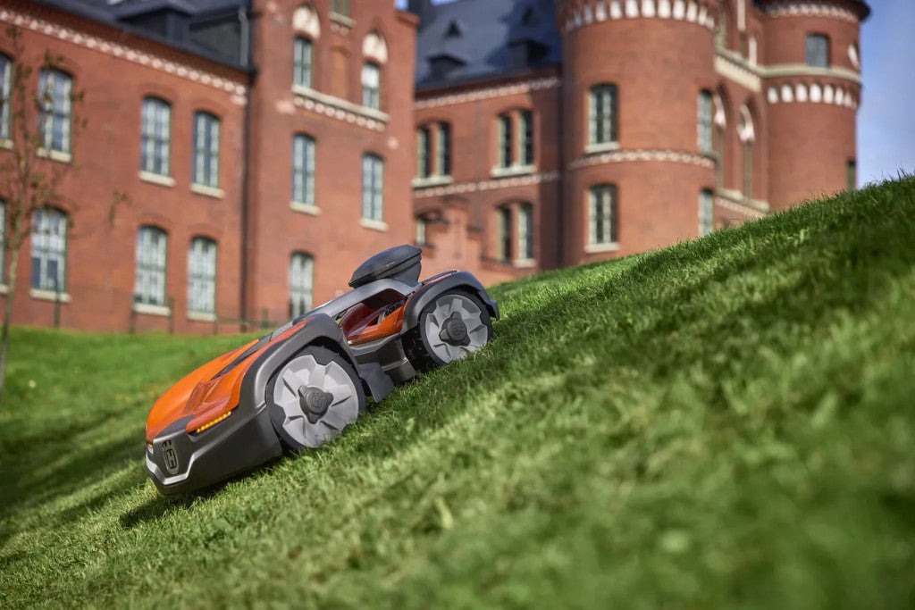 Husqvarna Automower 535 AWD EPOS robotfűnyíró munka közben a gyepen