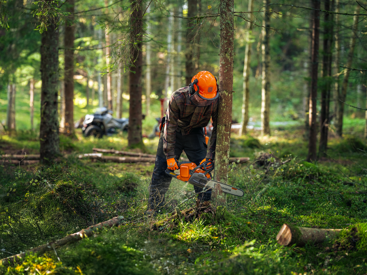 Husqvarna 440i akkumulátoros láncfűrész vezetőlemezzel