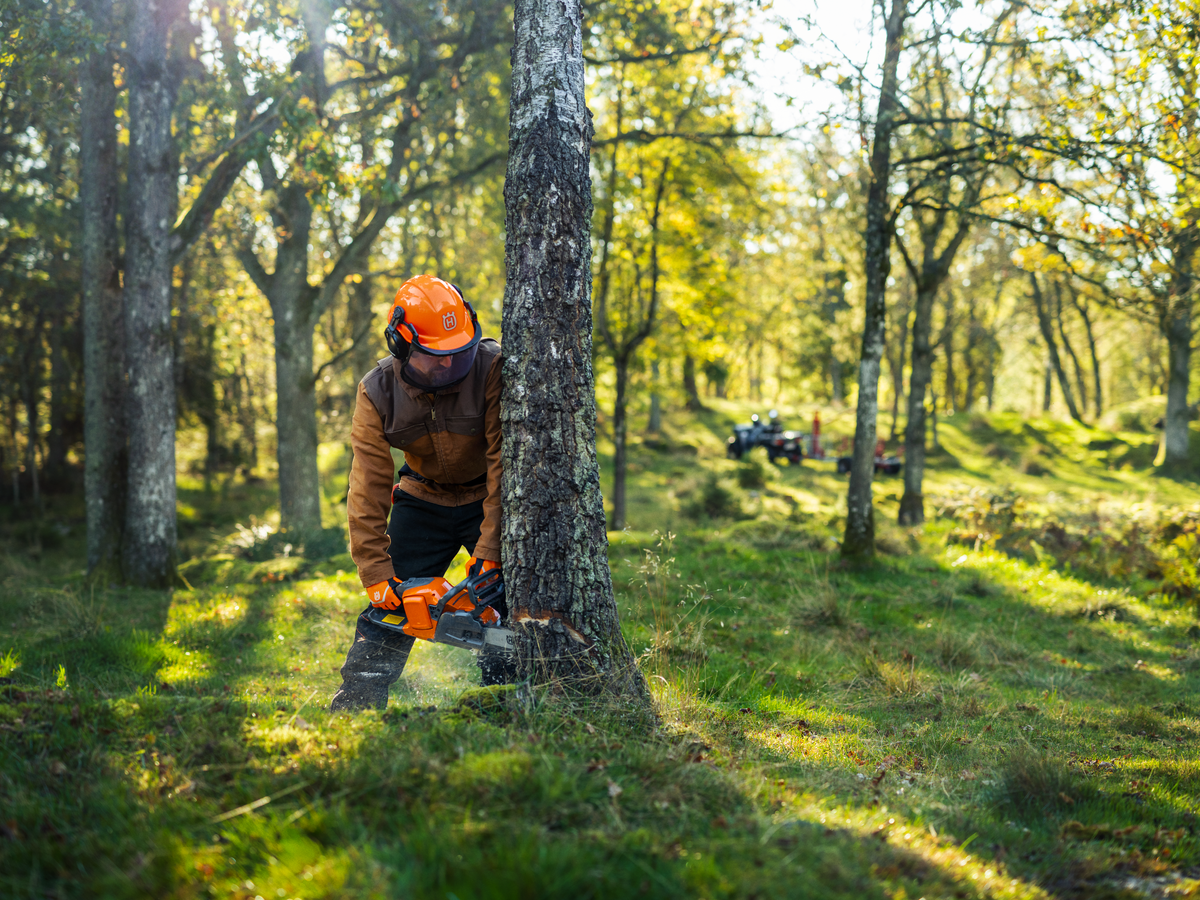 Husqvarna 440i akkumulátoros láncfűrész munka közben