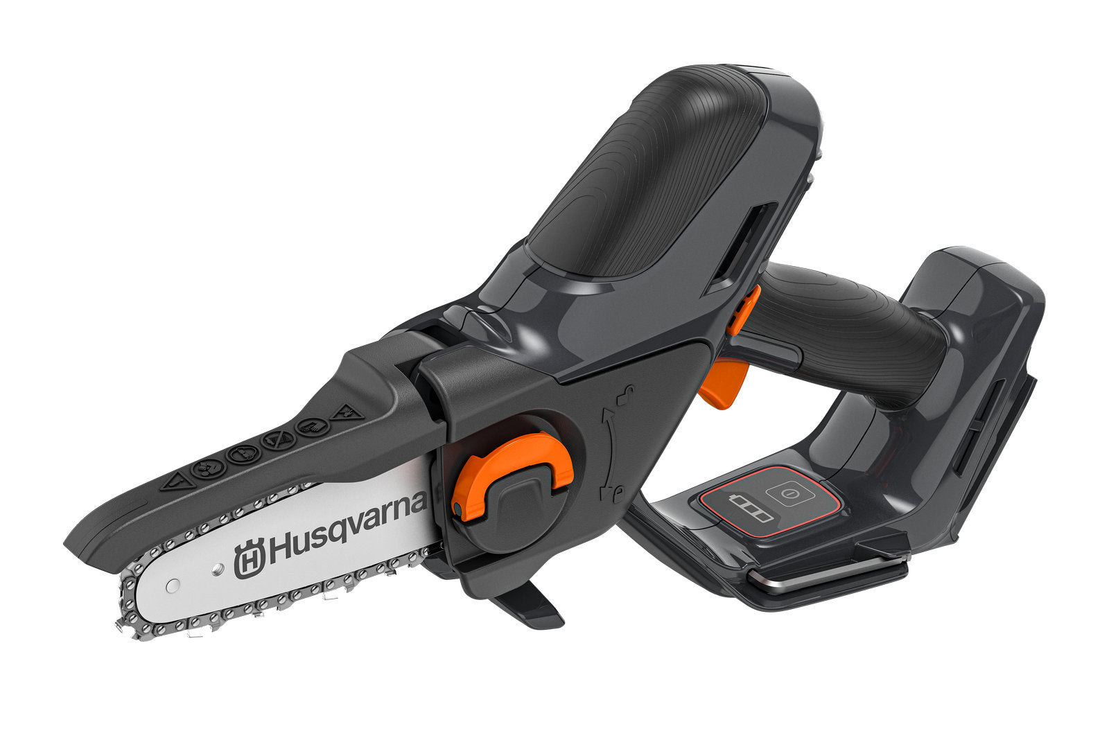 Husqvarna Aspire™ P5-P4A metszőfűrész használat közben a kertben