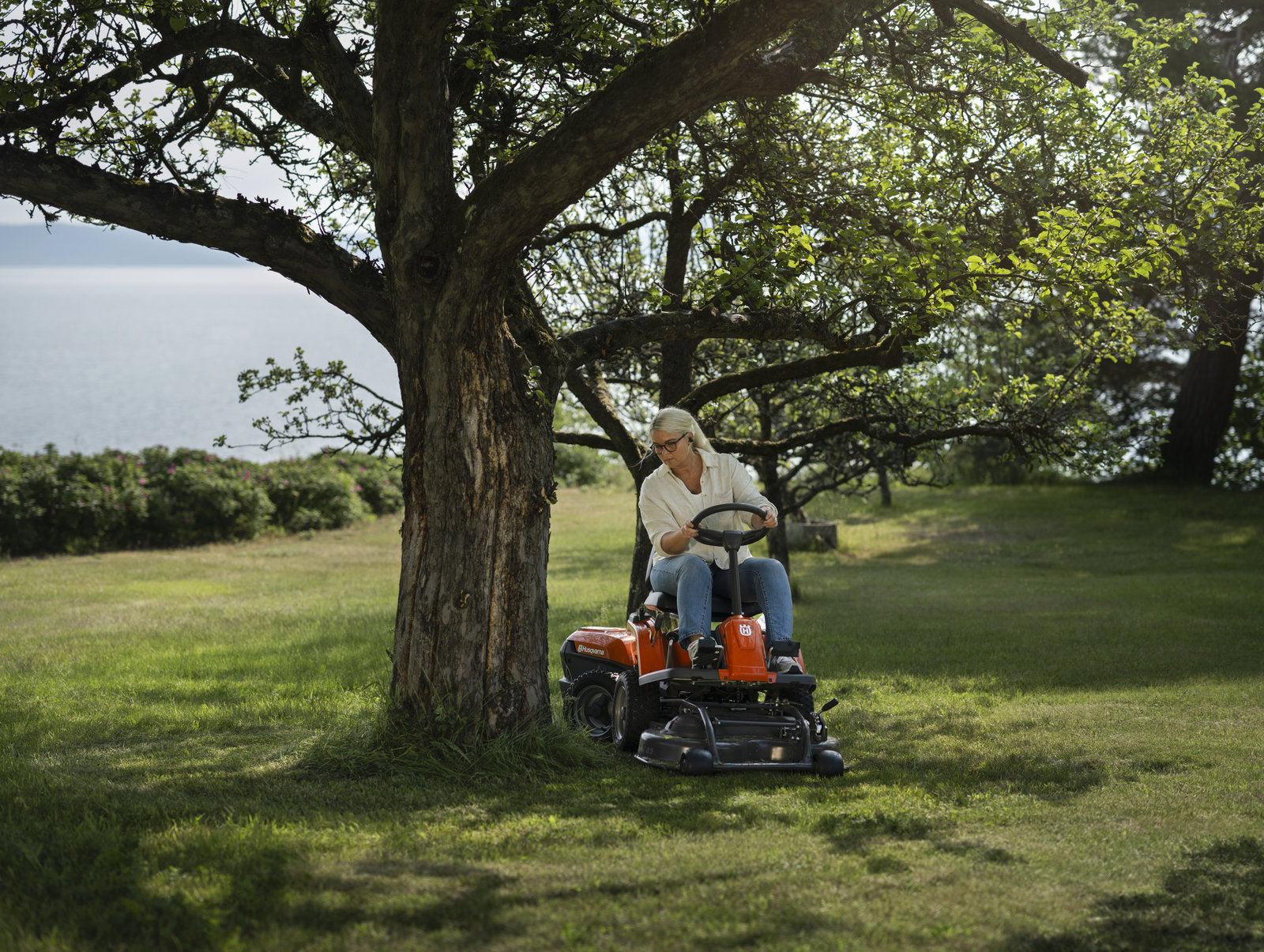 Husqvarna R 112iC rider fűnyíró munka közben