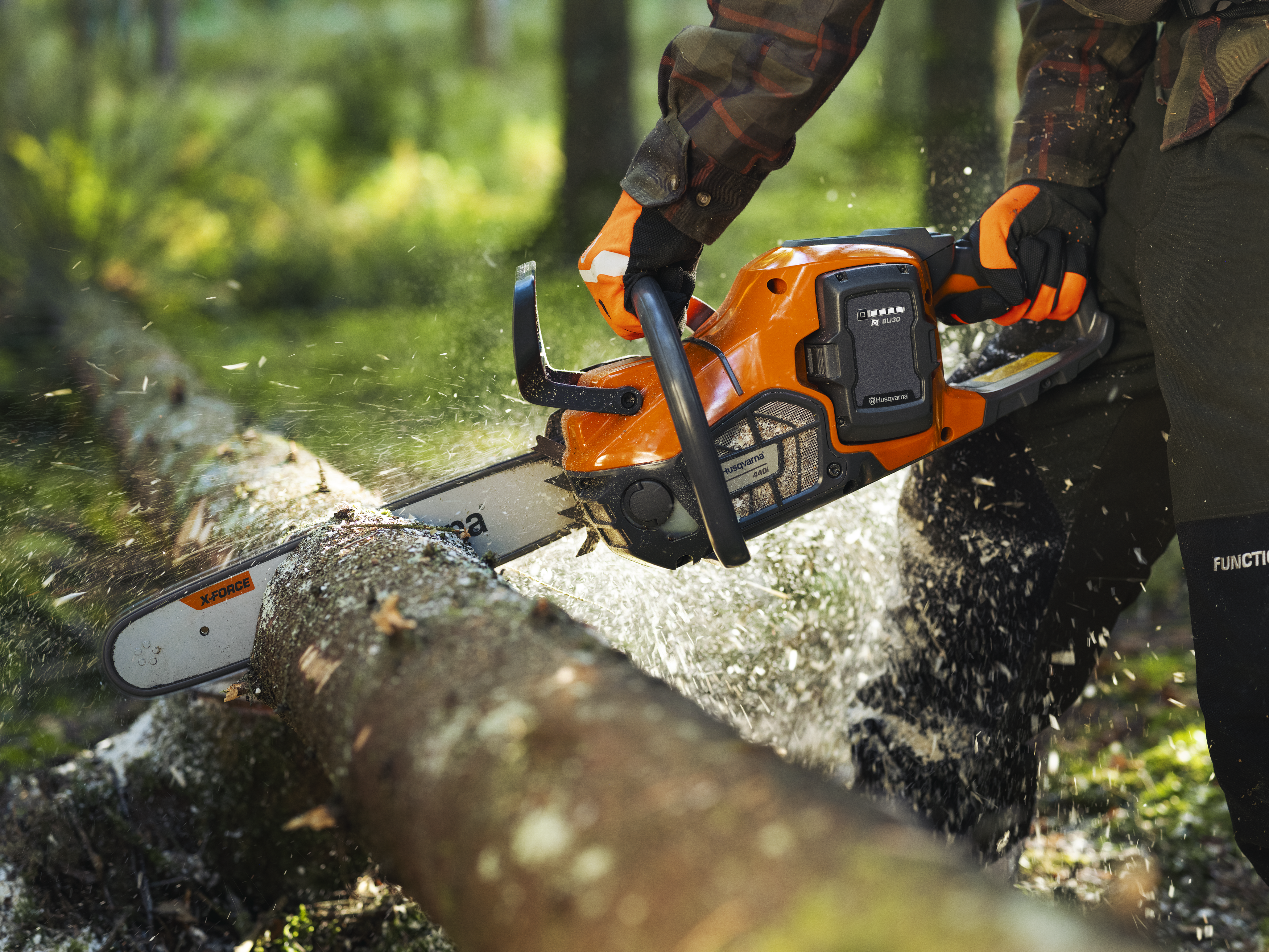 Husqvarna 440i Kit tartozékai: akkumulátor és töltő