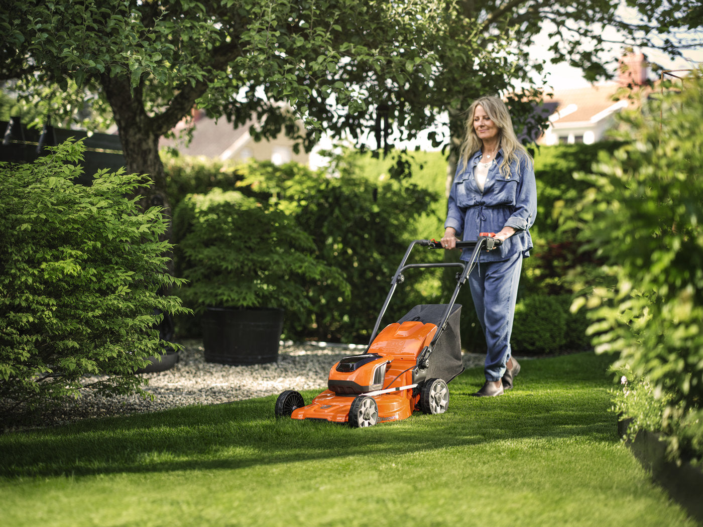 Husqvarna LC 142iS Kit fűnyíró - 1 db akkumulátor és töltő