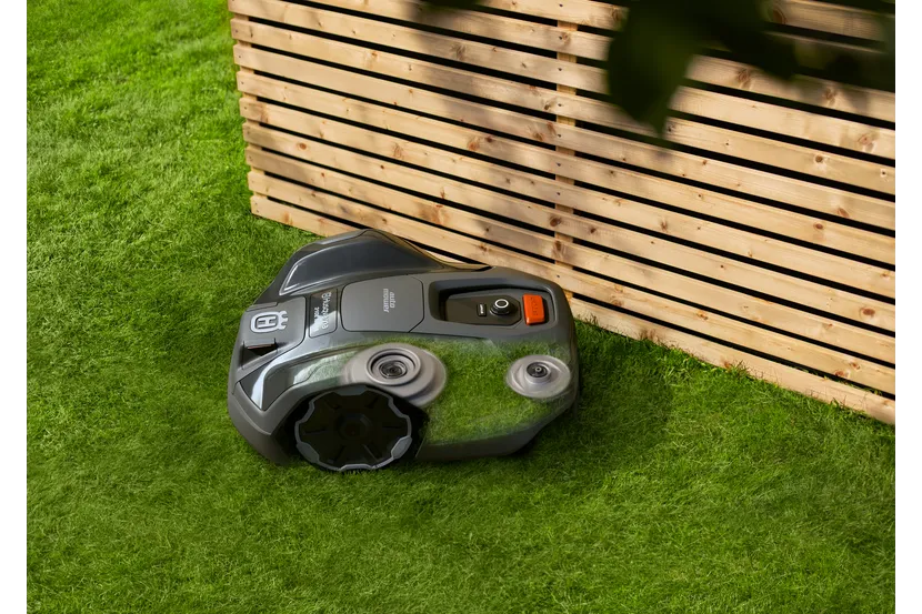 Husqvarna Automower® 310E NERA robotfűnyíró oldalnézetből