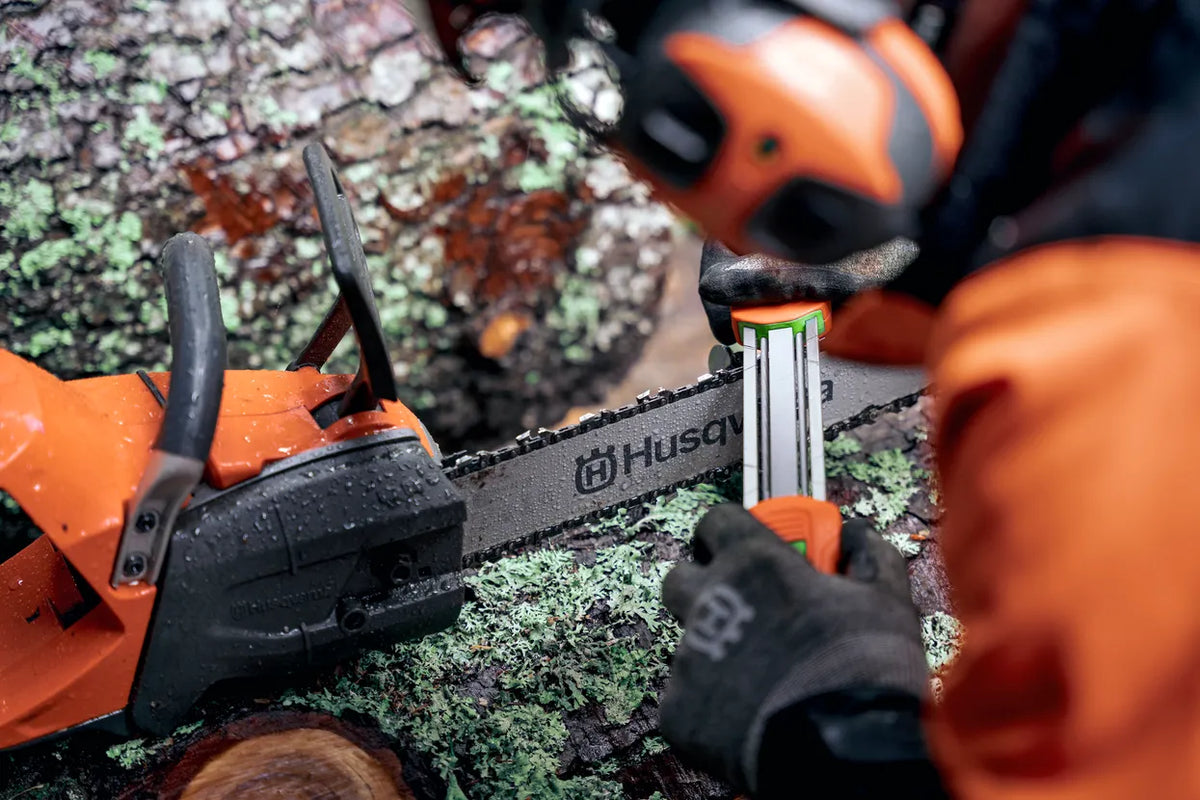 Husqvarna 2 az 1-ben reszelővezetővel élezett láncfűrész lánca mohás rönkön