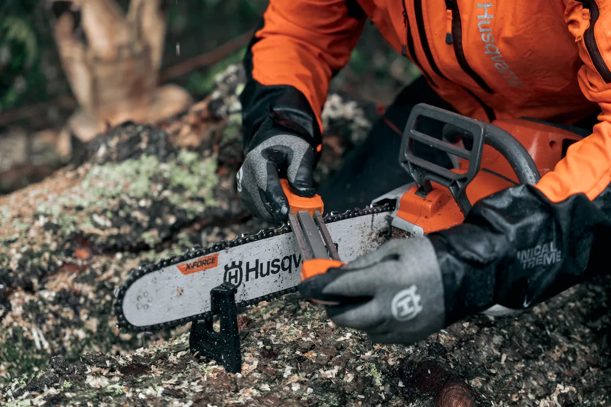 Husqvarna 2 az 1-ben reszelővezető használat közben – láncélezés kidőlt fatörzsön