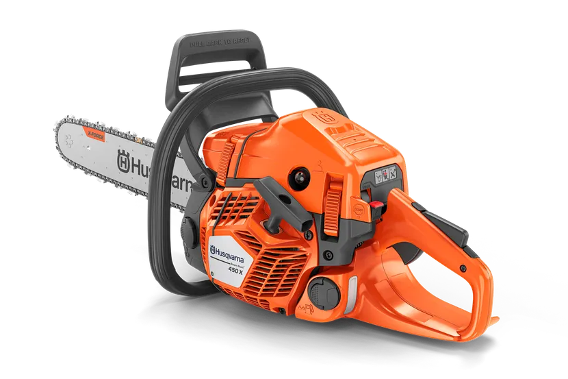 Husqvarna 450X láncfűrésszel gallyazó felhasználó közelről