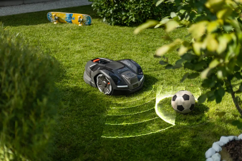 Husqvarna Automower® 410XE NERA robotfűnyíró a gyepen munka közben
