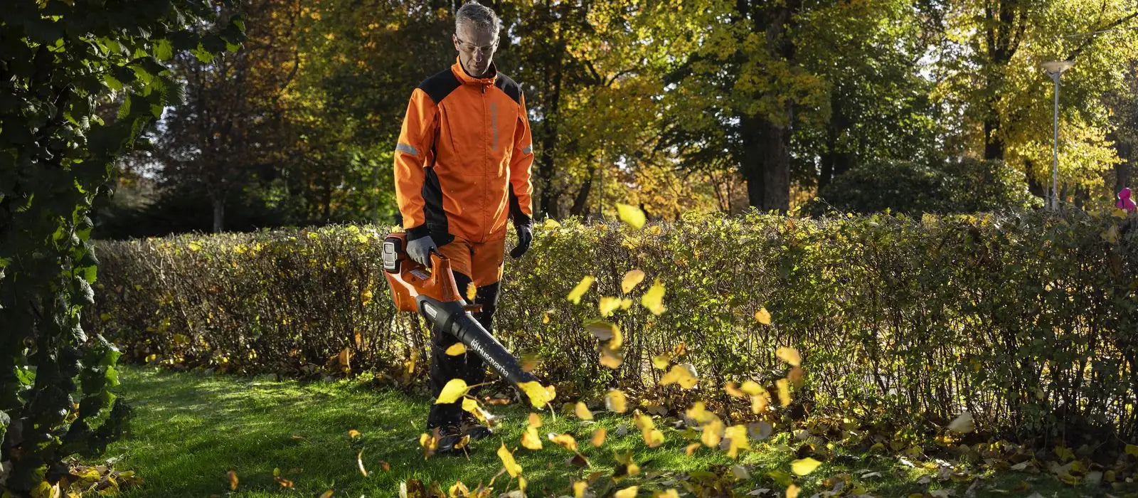 Husqvarna akkumulátoros lombfúvó őszi kertben