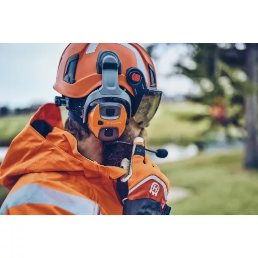 Husqvarna X-COM Aktív Hallásvédő Fültok viselés közben