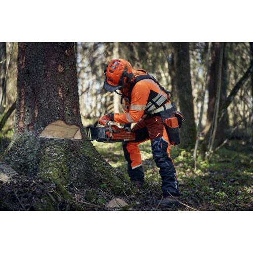 Husqvarna Technical Extreme vágásvédő nadrág munka közben