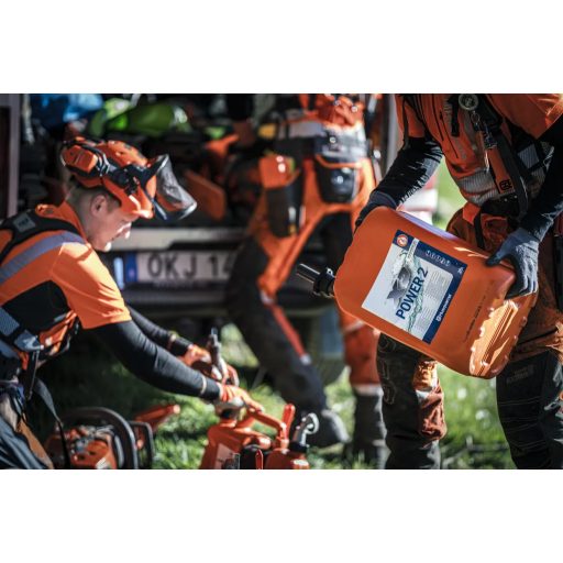 Husqvarna XP Power 2 szintetikus üzemanyag tankolás közben