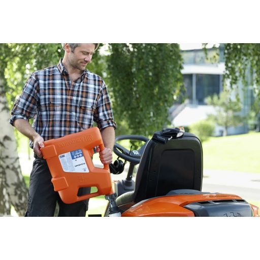Husqvarna Power 4 – prémium minőségű szintetikus üzemanyag kannából tankolva