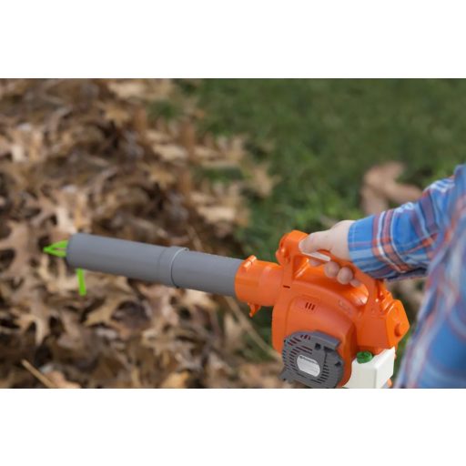 Husqvarna Játék lombfúvó fúvás közben