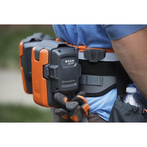 Husqvarna FLEXI akkumulátor öv viselése közben oldalról