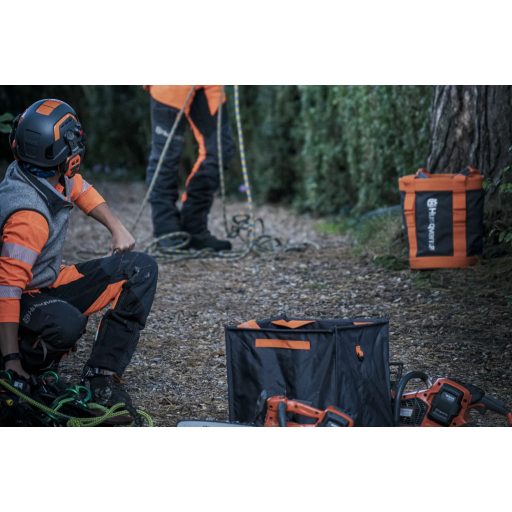 Husqvarna Arborist Sisak favágón pihenés közben
