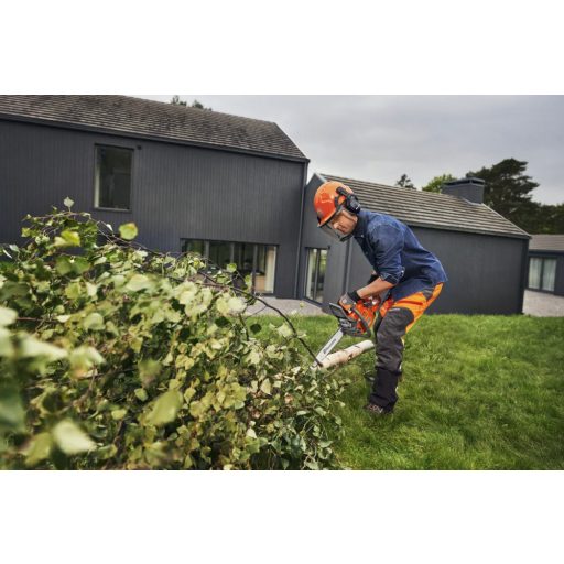 Husqvarna 130 Benzines Láncfűrész munka közben