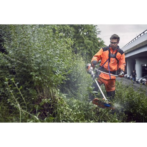 Husqvarna 535iRXT akkumulátoros fűkasza munka közben