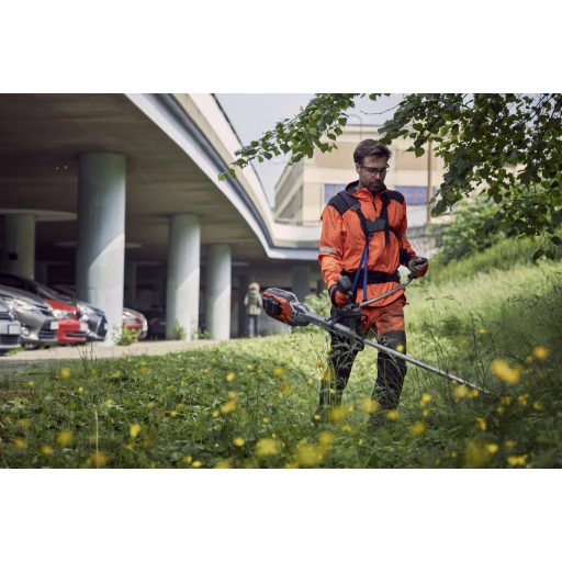 Husqvarna 535iRXT akkumulátoros fűkasza munka közben