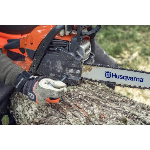 Husqvarna 135 Mark II benzines láncfűrész munka közben