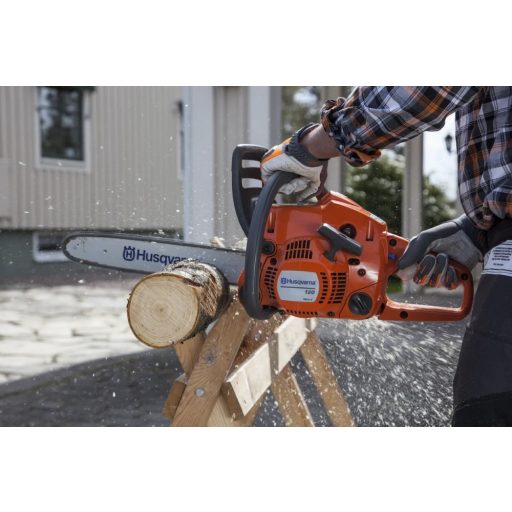 Husqvarna 120 Mark II benzines láncfűrész munka közben