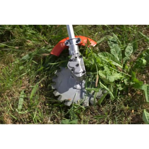 Husqvarna RA850 fűnyíró és szegélynyíró adapter munka közben