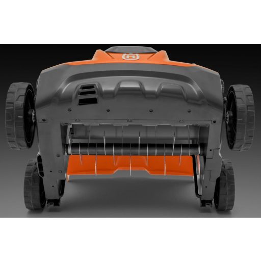 Husqvarna S 138i KIT, akkumulátoros gyepszellőztető, akkumulátorral és töltővel