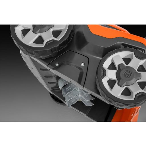 Husqvarna S 138i KIT, akkumulátoros gyepszellőztető, akkumulátorral és töltővel