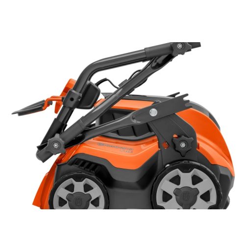 Husqvarna S 138i KIT, akkumulátoros gyepszellőztető, akkumulátorral és töltővel