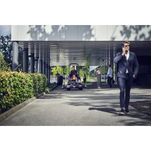 Husqvarna P 535HX munka közben utcán