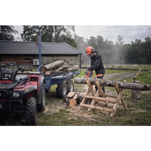 Husqvarna 340i akkumulátoros láncfűrész munka közben