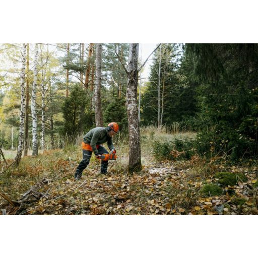 Husqvarna 340i akkumulátoros láncfűrész fa döntés közben