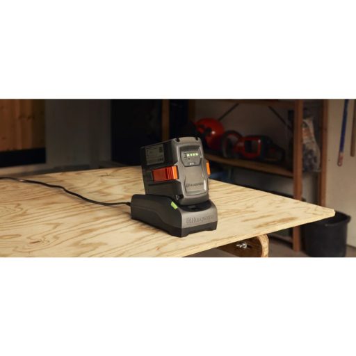 Husqvarna BLi B70 akkumulátor töltés közben