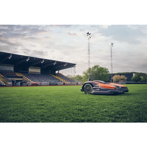 Husqvarna CEORA 546 EPOS robotfűnyíró Razor 43M vágóasztallal stadionban