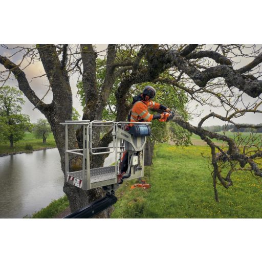 Husqvarna 540 XP® Mark III emelő kosaras autóból használva